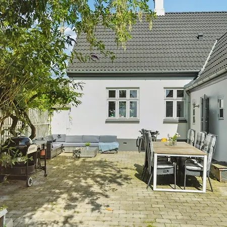 2 Bedroom Stunning In *